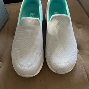 Size 8 Skechers Arch Comfort Grey Brand New